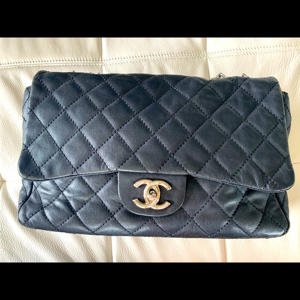 CHANEL, MAKE AN OFFER, Black Quilted Shoulder Bag, - Picture 5 of 16